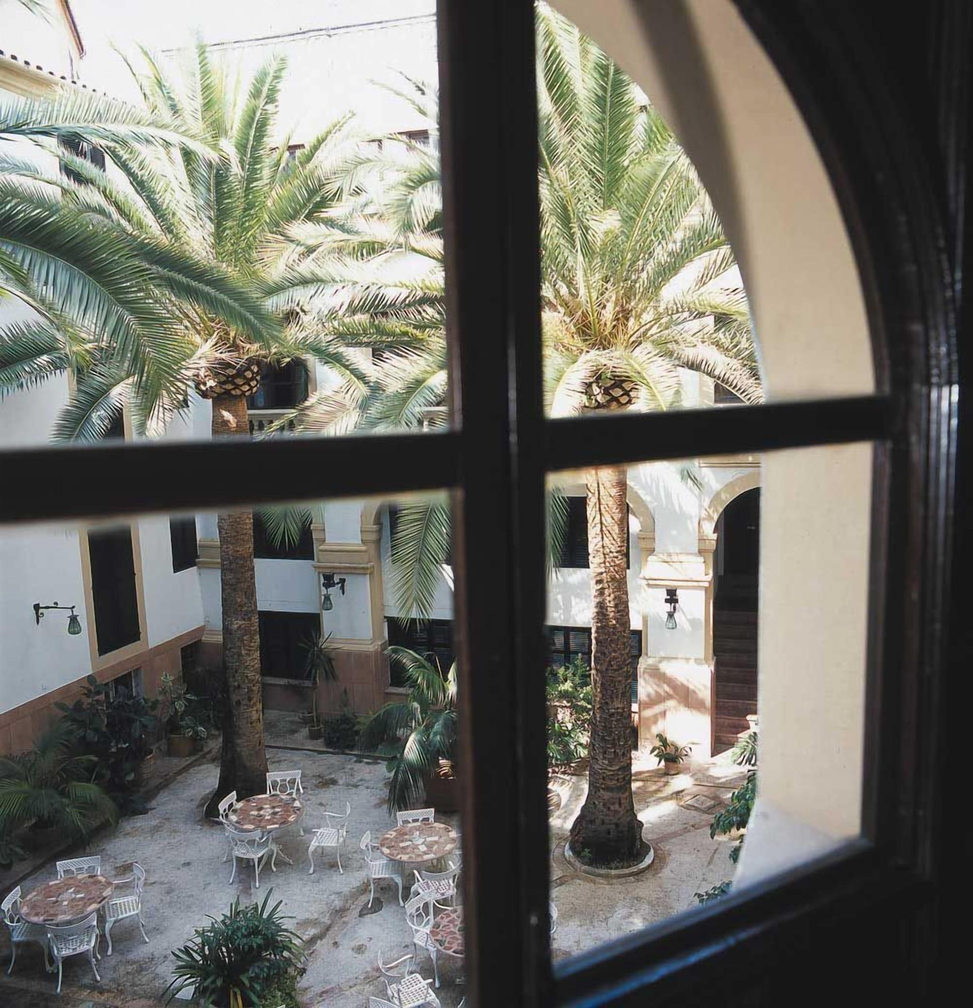 Born Hotel