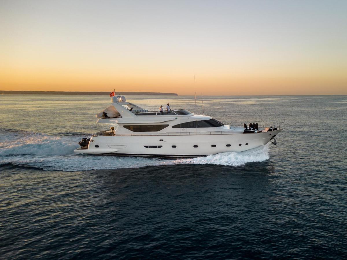 Essoess Boat - Five Star - Exclusive Use Botel Palma