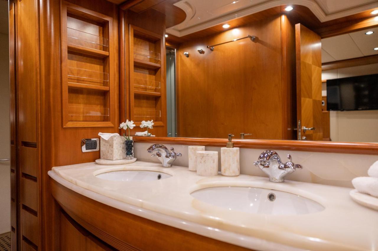 Botel Essoess Boat - Five Star - Exclusive Use Palma