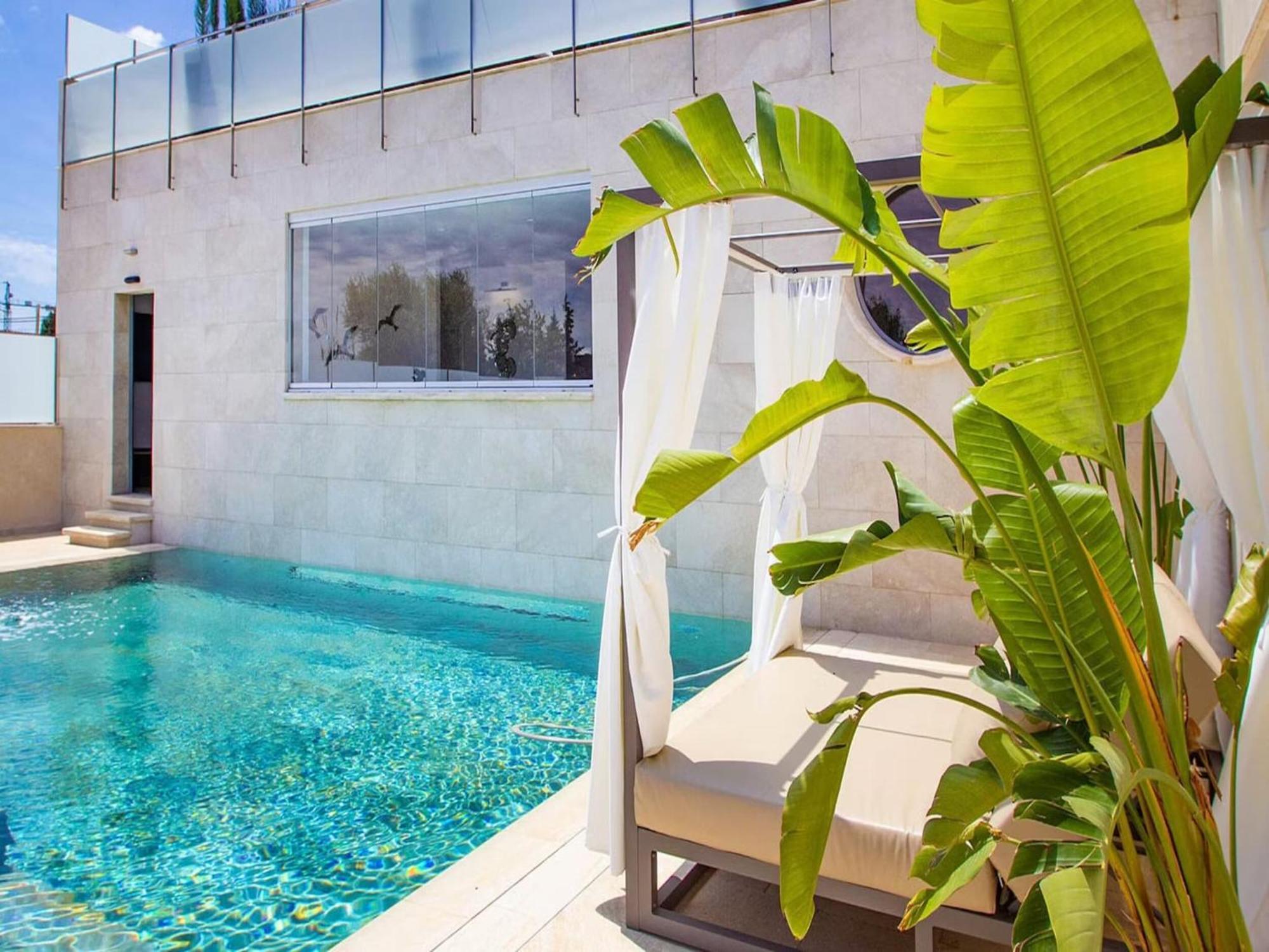 With Salt Water Pool Villa *