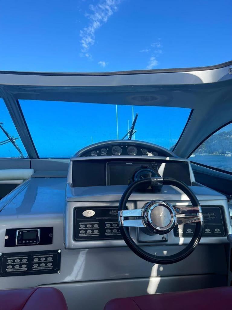 Urus - Live The Experience Botel