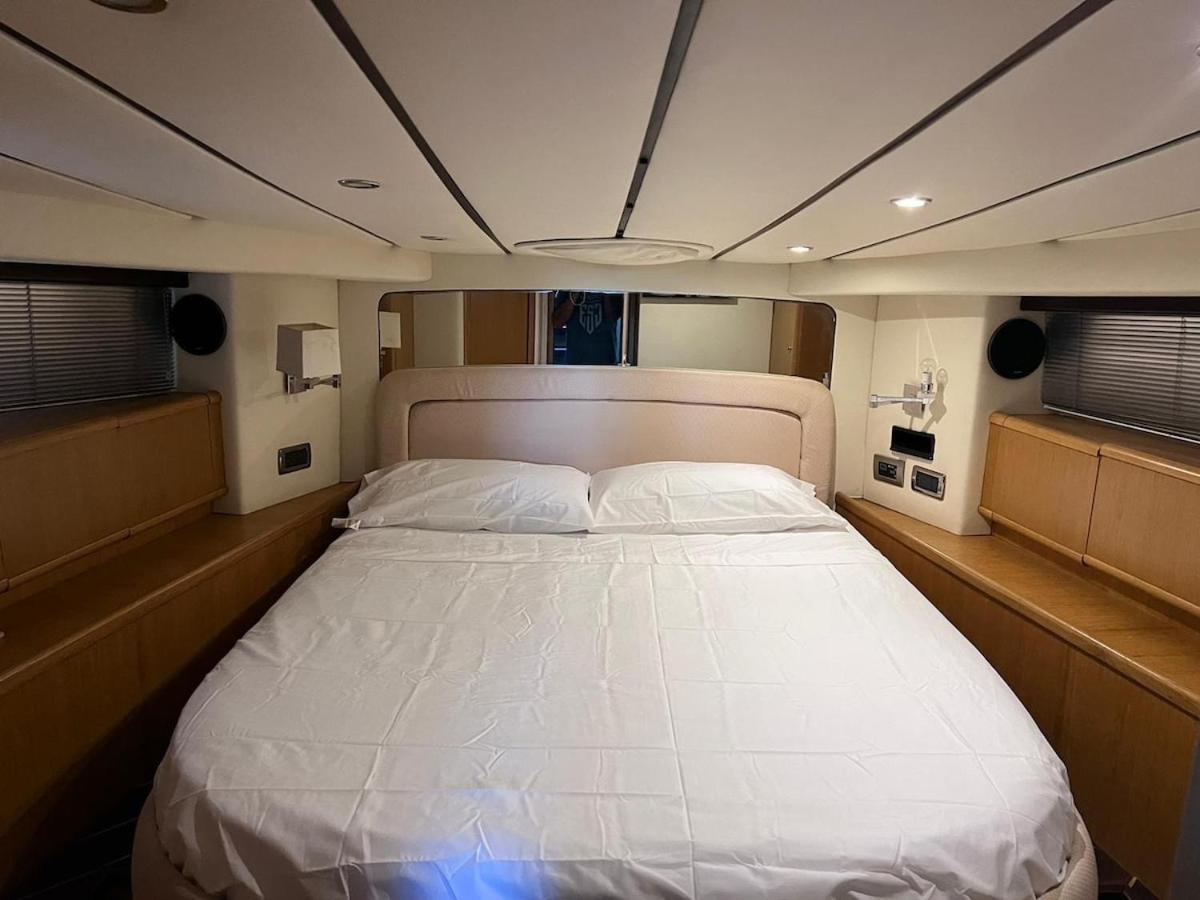 Botel Urus - Live The Experience