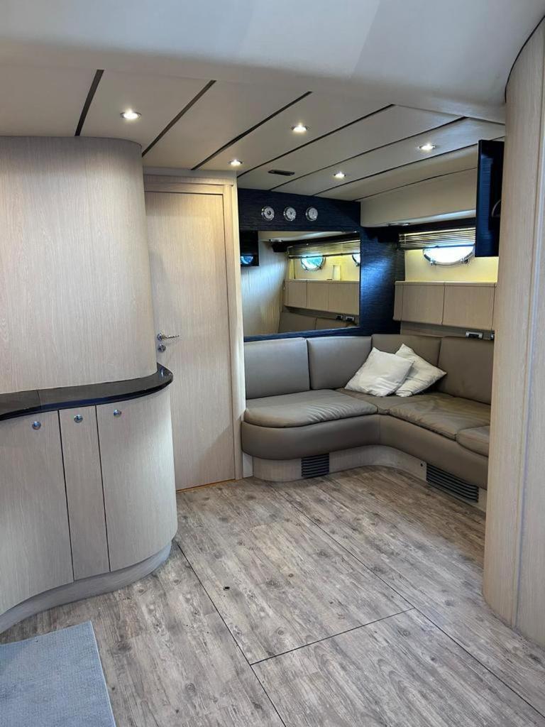 Urus - Live The Experience Botel