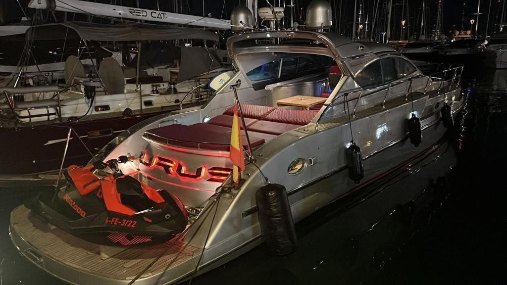 Urus - Live The Experience Botel *