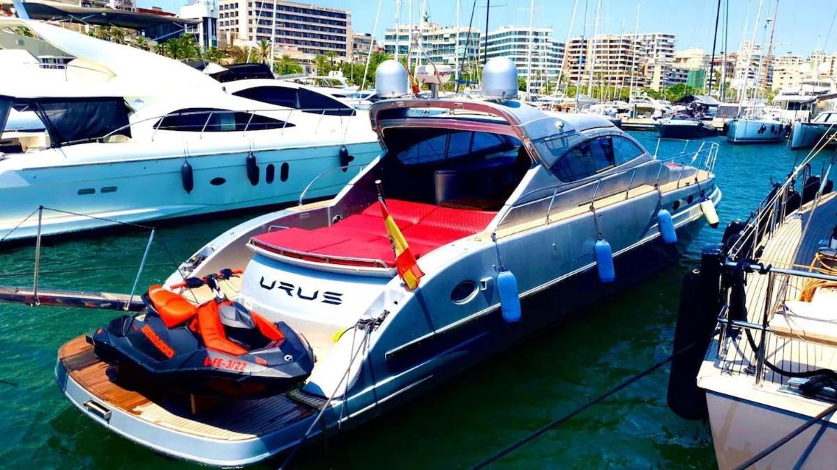 Urus - Live The Experience Botel