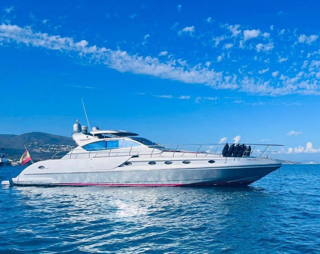 Botel Urus - Live The Experience *