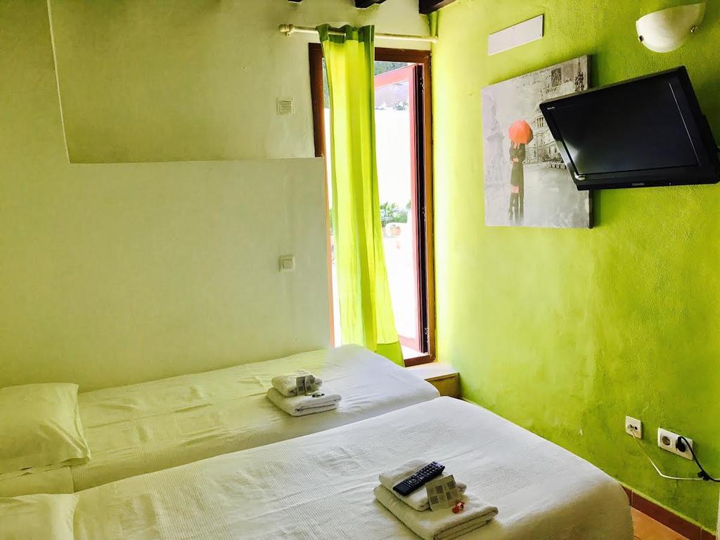 Juvenil New Age Hostel *