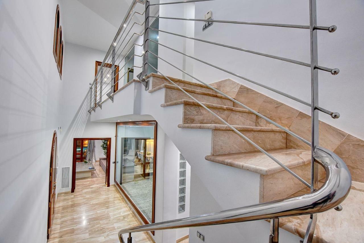Villa Con Piscina *