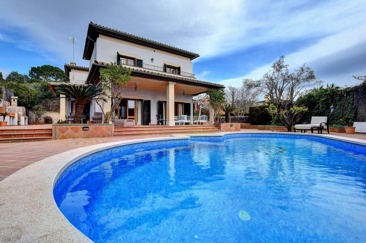 Con Piscina Villa